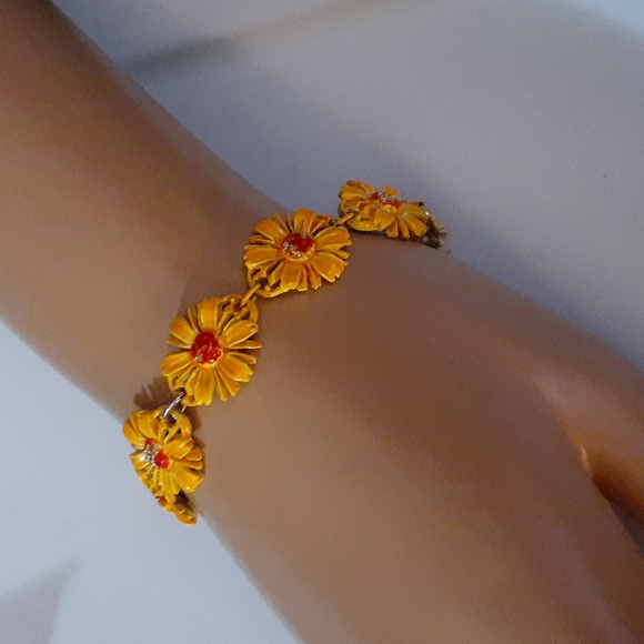 VTG Signed Art Daisy Bracelet - Picture 5 of 6